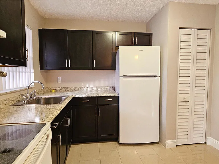 416 Lakeside Dr #129 — Photo 2