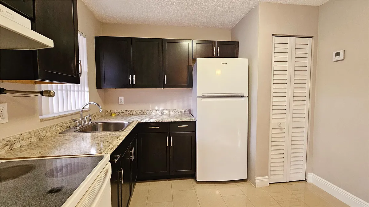 Building Photo - 416 Lakeside Dr #129