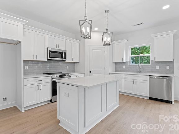 4th image of 209 Henderson Cir