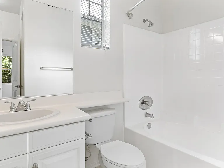 Via Ventura Apartments — Photo 6