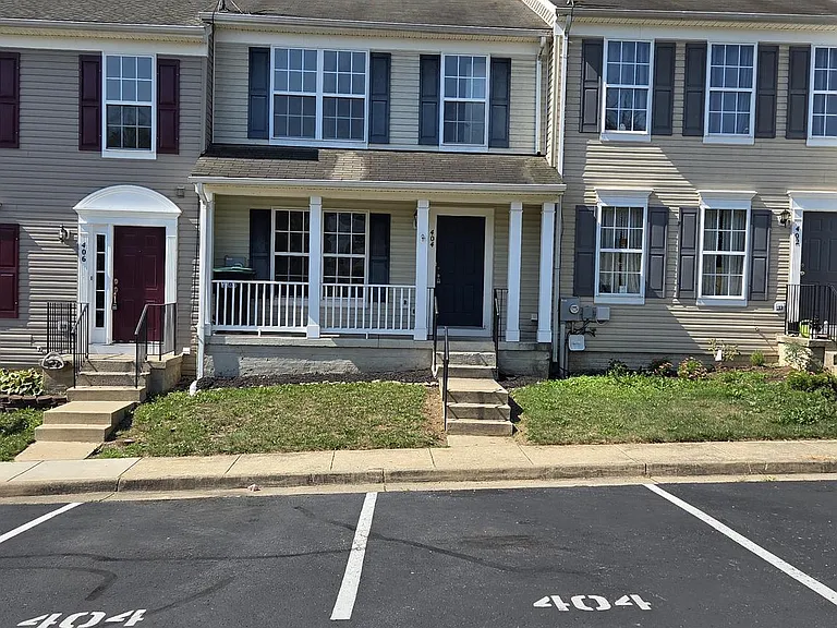 404 Pendleton Ln — Photo 2