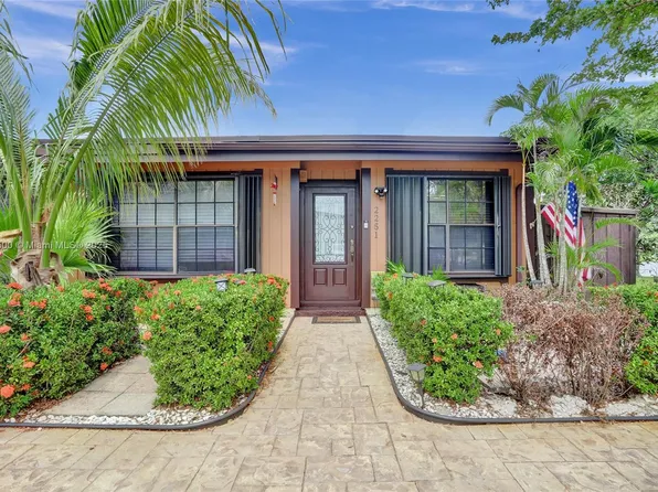 2251 Dogwood Ct, Pembroke Pines, FL 33026