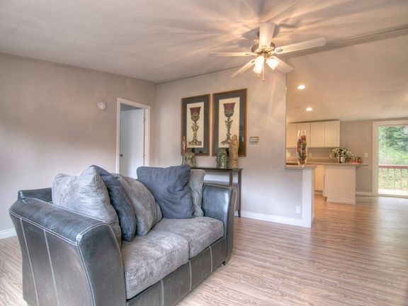 3rd image of 40 E Peebles Ct