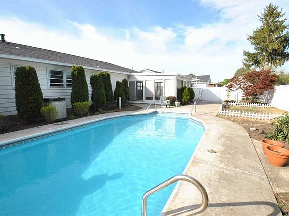 4th image of 7 Kennedy Dr