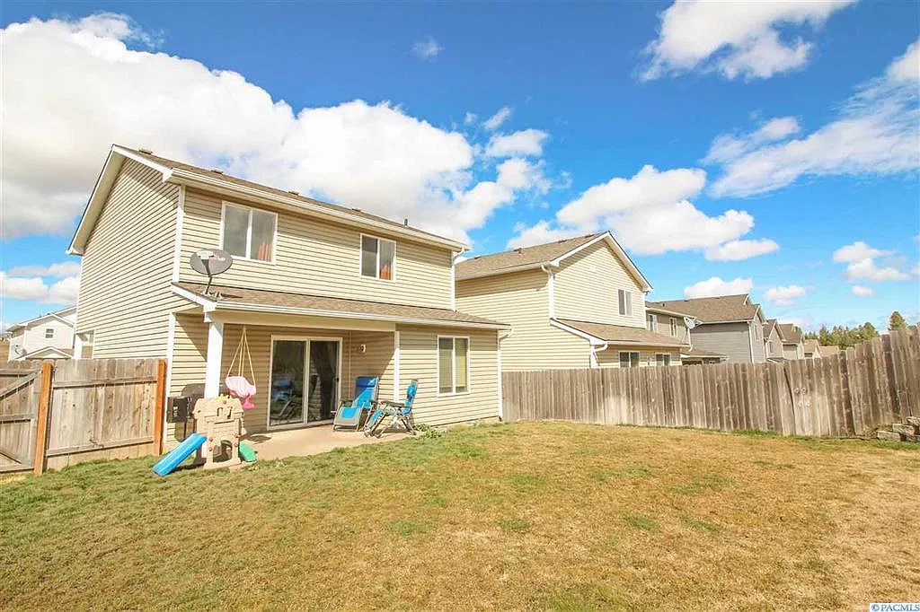 3 Bedroom, 2.5 Bath on sunnyside hill! — Photo 2