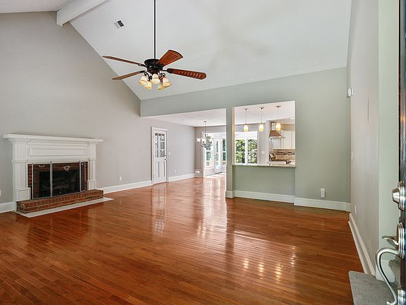 3rd image of 340 Barkshire Ln