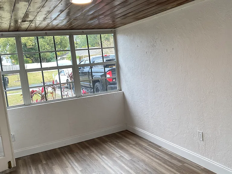825 Wessex Pl — Photo 9