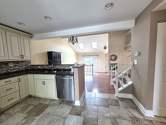 4th image of 616 Claridge Cir