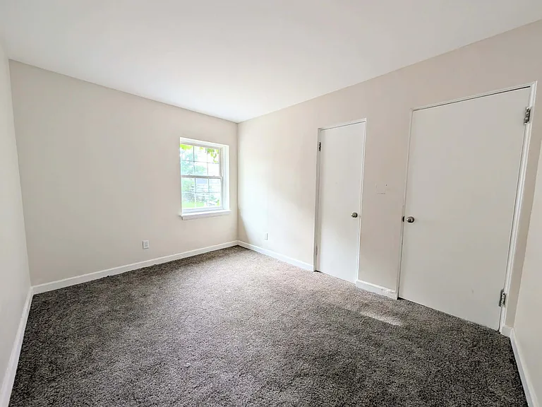 588 S Kennedy Dr — Photo 4