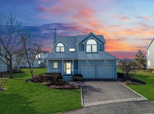 16 Spinnaker Ct, Patchogue, NY 11772