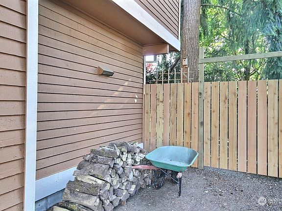5th image of 1717 211th Way NE