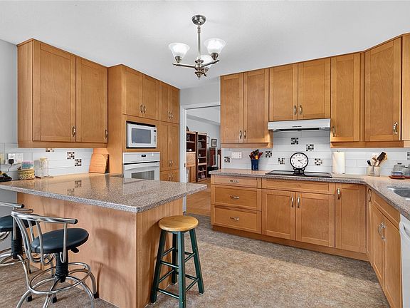 2nd image of 850 Arbutus St #6