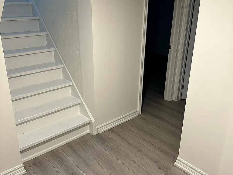 9 Roycrest Ave #ROOM — Photo 22