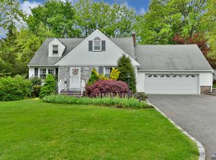 391 Hil Ray Ave, Wyckoff, NJ 07481