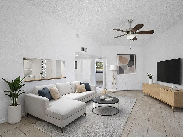 113556 N Franklin Ave — Photo 2