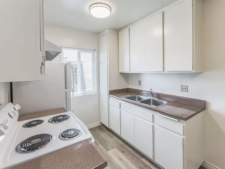 Large 2 bedroom Apartment in Clairemont — Photo 23