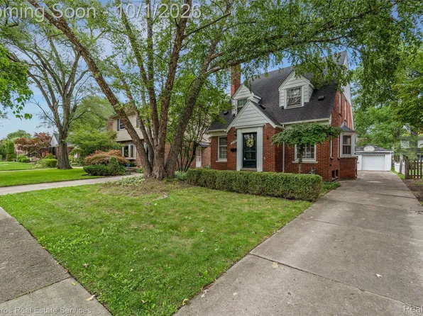 2158 Fleetwood Dr, Grosse Pointe Woods, MI 48236