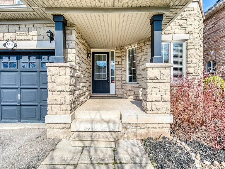 5811 Page Cres — Photo 2
