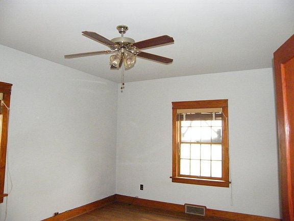 4th image of 1015 W 22nd St