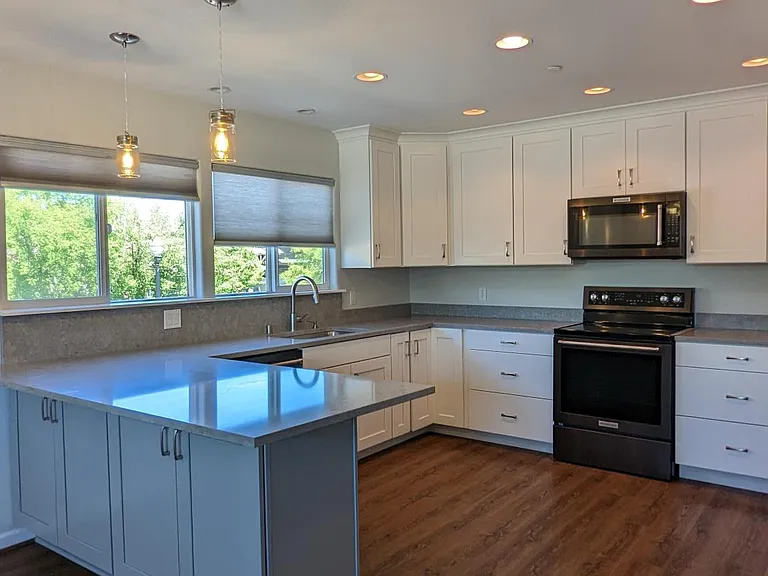 436 Center St — Photo 3