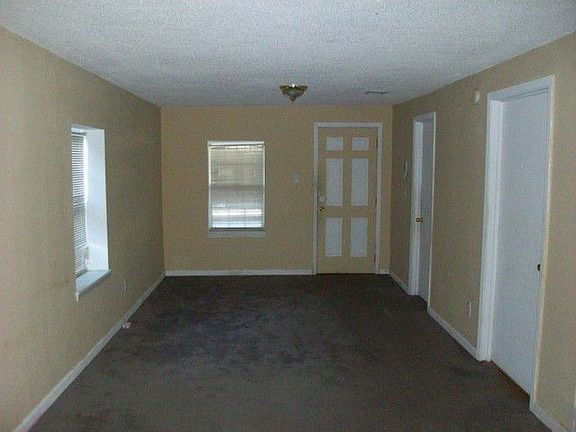 4th image of 109 E Scott St