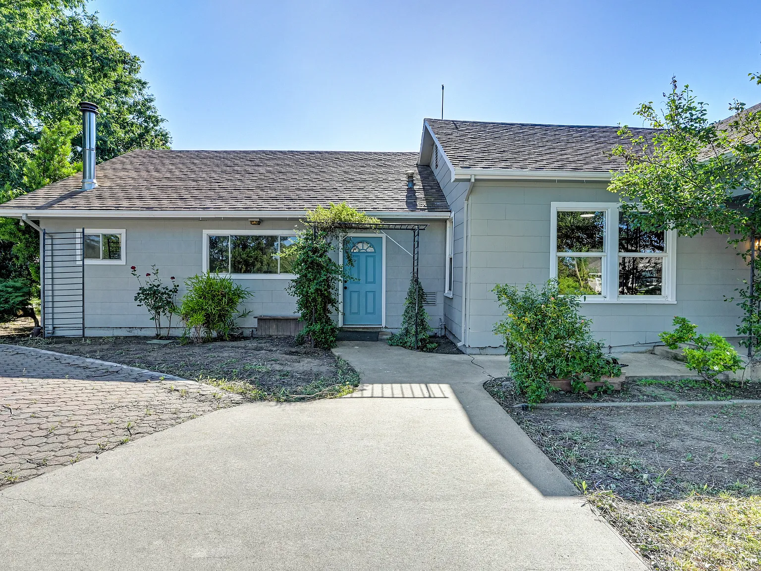 4 bed, 2.5 bath, 2180 sqft, $3,000 — Photo 2