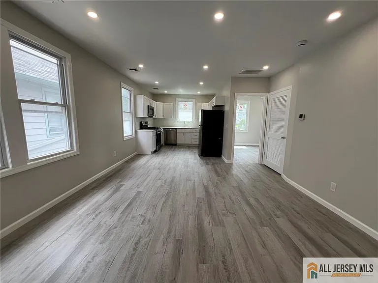588 Livingston Ave #2-B — Photo 2