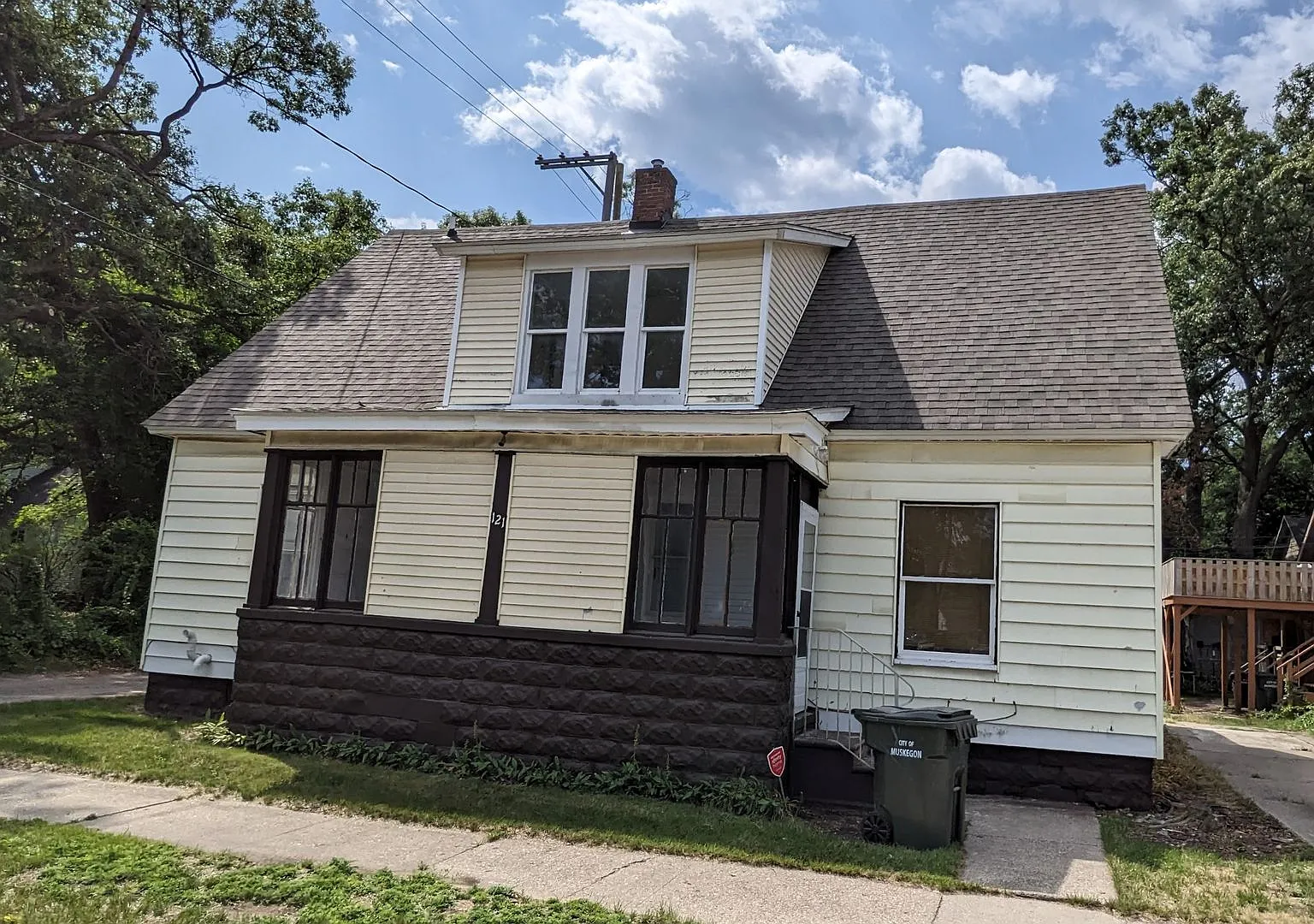 121 E Holbrook Avenue — Photo 1