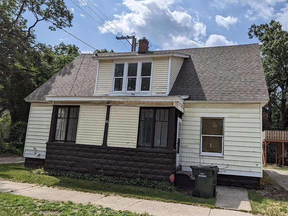 121 E Holbrook Ave