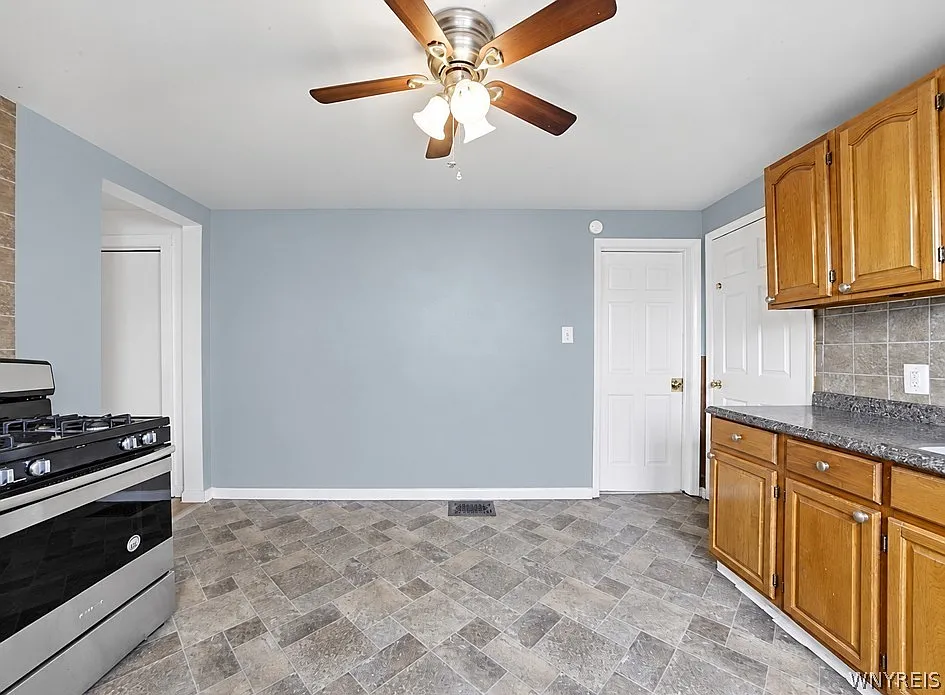 5 bed, 2.0 bath, 2544 sqft, $1,350 — Photo 2