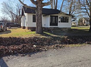211 S Mulkey St, Christopher, IL 62822