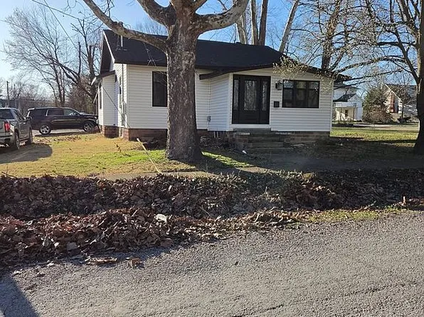 211 S Mulkey St, Christopher, IL 62822