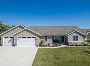 N8952 Blackoak St, Menasha, WI 54952