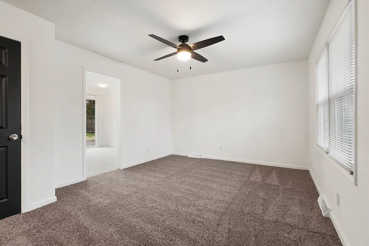 3 bed, 912 sqft, $1,699 — Photo 4