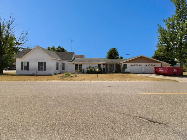 7 S Charles St, White Cloud, MI 49349