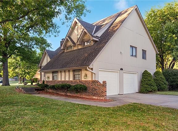 3rd image of 2801 Sweet Briar Dr