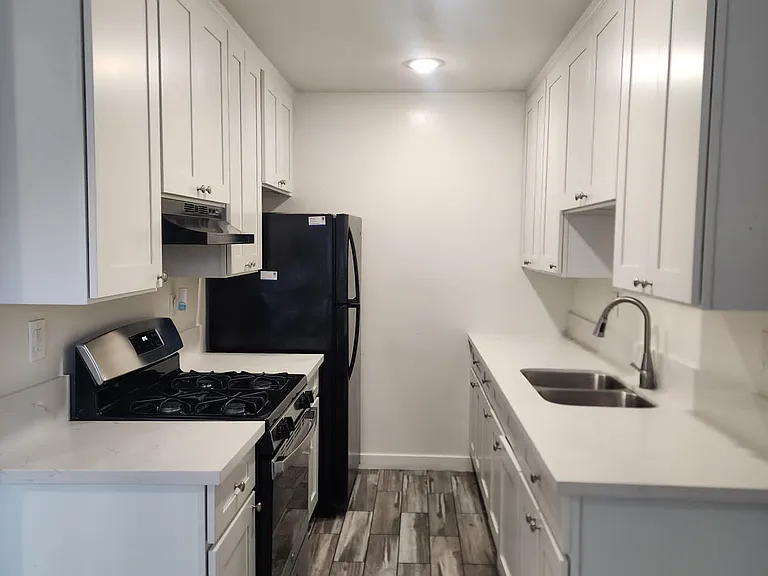 5179 Fountain Ave #8 — Photo 2
