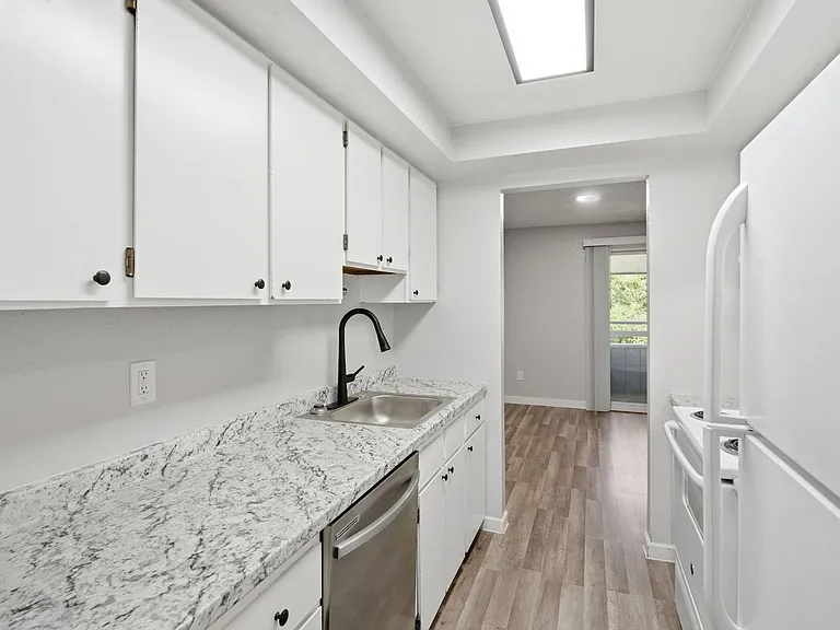 River Court Apartments - Updated Units With A View! — Photo 34