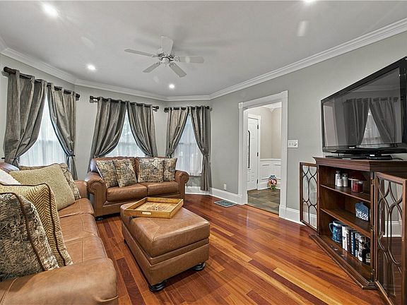 5th image of 63 Oak St