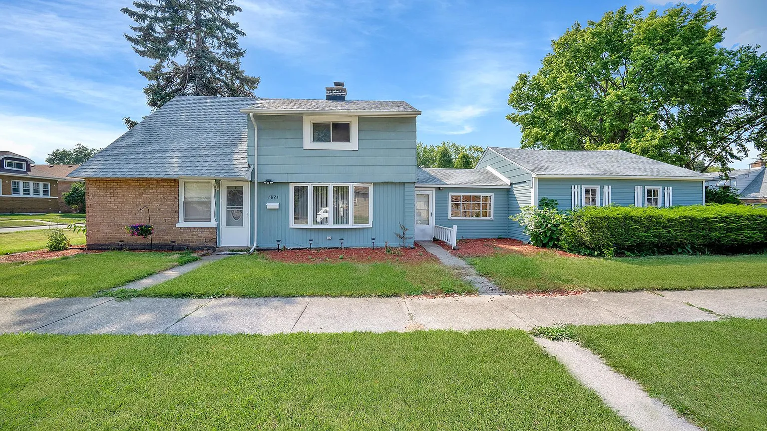 7824 White Ave photo 1