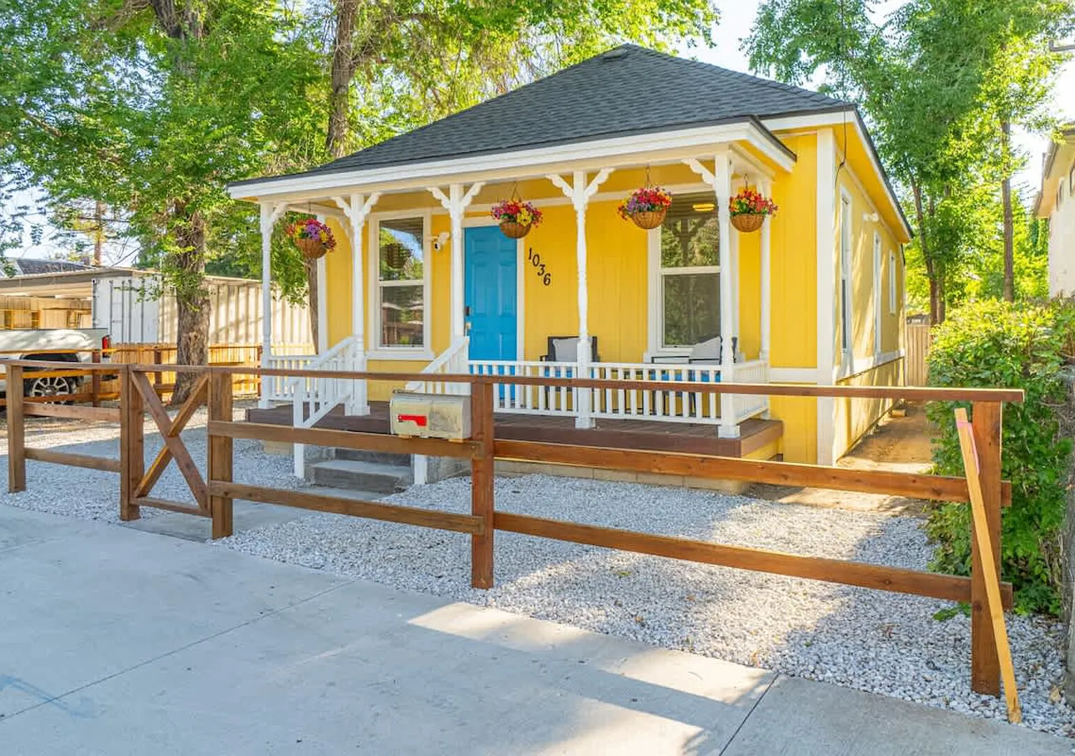 Charming Boho 2BR Midtown - Fenced Yard for Pets — Photo 2