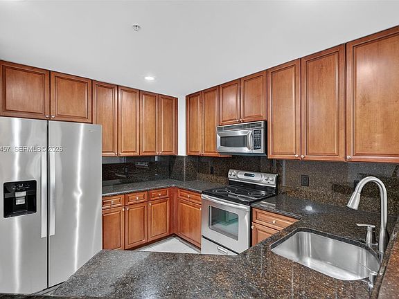 4th image of 704 SW 1st Ave