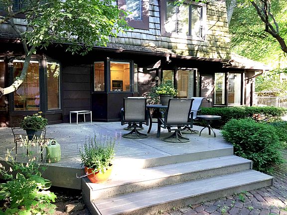 Outdoor entertaining space