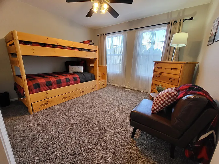 Second bedroom Bunkbeds with pull-out trundle, sleeps 3