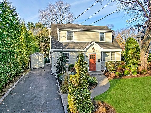 3rd image of 83 Glen Ave E