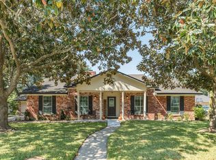 124 Flag Dr W, Lake Jackson, TX 77566
