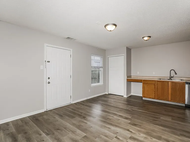 2371 Summerwood Ln — Photo 8