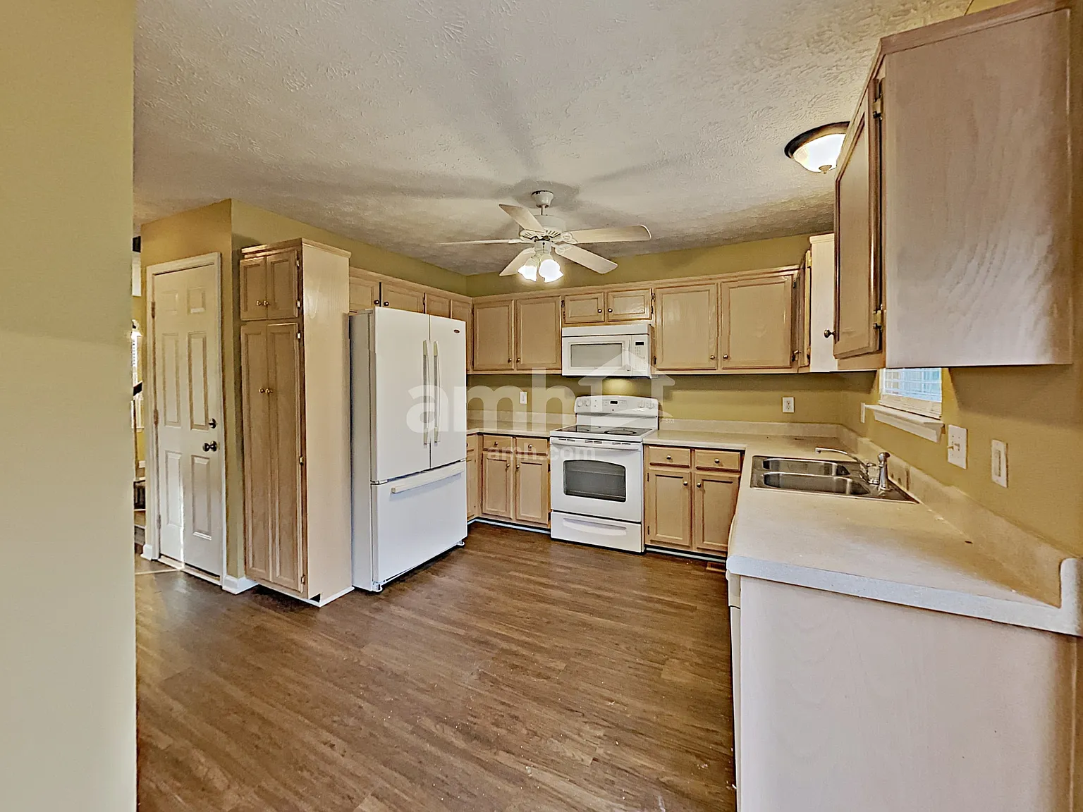 3 bed, 2.5 bath, 1644 sqft, $2,230 — Photo 4