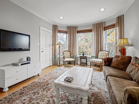 3rd image of 4926 N Oakley Ave #2