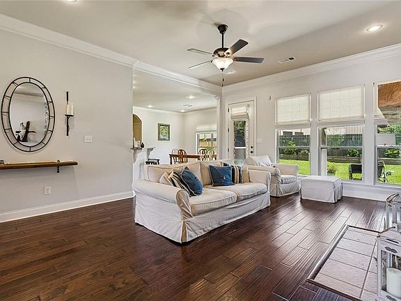 5th image of 504 English Oak Dr